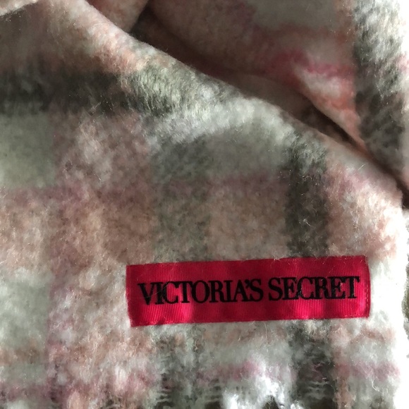 Victoria Secret scarf - Picture 4 of 5